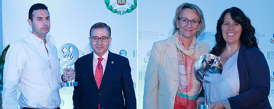 A la izquierda, Jorge Andrada entrega el segundo premio a José Antonio López-Cózar. A la derecha, Lourdes Martínez otorga el tercer premio a Deborah Atance.