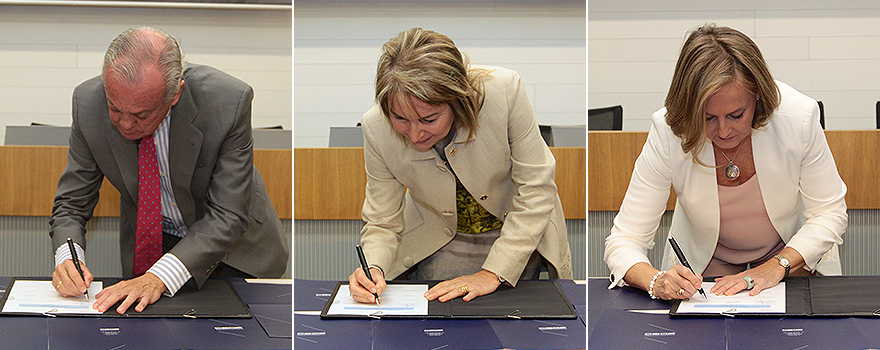 Carlos González Bosch, Cristina Contel y Margarita Alfonsel, en un momento de la firma del Pacto en Defensa de la Sanidad Privada Española.