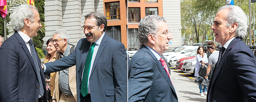 A la izquierda Enrique Ruiz Escudero, consejero de Sanidad de la Comunidad de Madrid, saluda al consejero de Sanidad de Castilla-La Mancja, Jesús Fernández; a la derecha, Ruiz Escudero dialoga con Sebastián Celaya. 