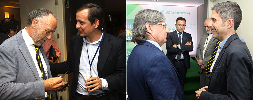 A la izquierda, José María Pino charla con José Varela, gerente de Relaciones Institucionales de Chiesi. A la derecha, momentos previos a comenzar la primera mesa de debate en el VIII encuentro de Parlamentarios. 