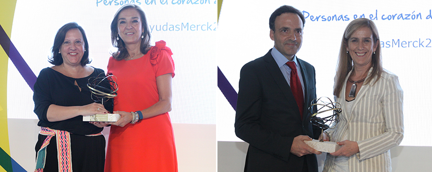 Victoria del Pozo recibe el premio de manos de Carmen Vela, y Juan Pablo Rodrigo lo hace de manos de Marieta Jiménez. 