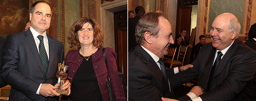 Roberto Úrbez y Esmeralda de Frutos, directora de la Unidad de Negocio de Inmuno-Oncología de BMS, sostienen el Panorama. A continuación, Javier Castrodeza saluda a Ángel Fernández.