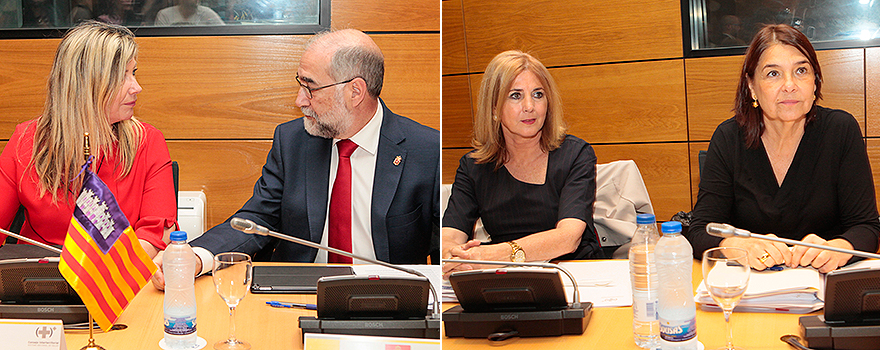 A la izquierda, Patricia Gómez y Fernando Domínguez; a la derecha, Teresa Robledo de Dios, directora ejecutiva de  Agencia Española de Consumo, Seguridad Alimentaria y Nutrición, y Belén Crespo, directora de la Agencia Española de Medicamentos y Productos Sanitarios. 