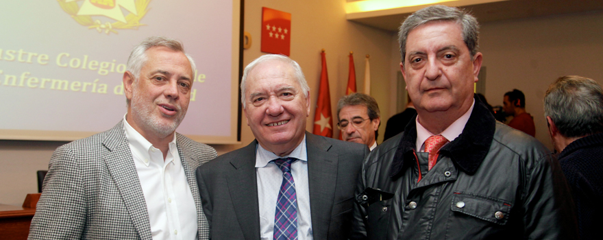 Víctor Aznar, presidente de Satse; Florentino Pérez Raya, vicepresidente del Consejo General de Enfermería y José María Rueda, presidente del Colegio de Enfermería de Sevilla.
