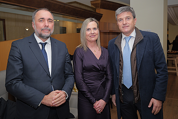 Julio García Comesaña, viceportavoz del Grupo Partido Popular en Galicia; Victoria Sotomayor y José María Barranco.
