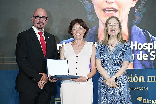 César Pascual, consejero de Salud de Cantabria; y Ana Pastor, exministra de Sanidad, entregan el premio a Corpus Gómez Calderón. Gerente de Atención Hospitalaria del Servicio Riojano de Salud.