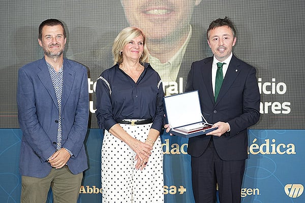 Miguel Ángel Máñez, director General de Ordenación Profesional del Ministerio de Sanidad; y María Purificación Neira. directora de Salud Pública y Medio Ambiente de la Organización Mundial de la Salud (OMS); entregan el premio a Javier Ureña, director General del Servicio de Salud de las Islas Baleares.
