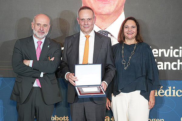 Manuela García, consejera de Salud de las Islas Baleares; y Luis Mosquera, director General de Carburos Médica; entregan el premio a Luis Ruiz Molina, secretario General del Servicio de Salud de Castilla-La Mancha.