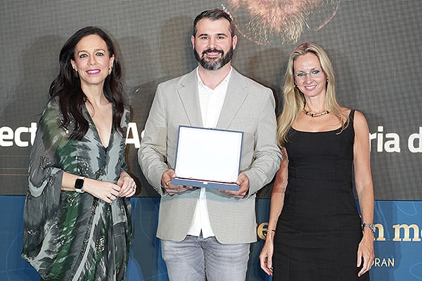 Sara García Espada Consejera de Salud y Atención a la Dependencia; y Laura Gutiérrez, viceconsejera de Sanidad de la Comunidad de Madrid; entregan el premio a Koldo Berganzo, director de Asistencia Sanitaria de Osakidetza.