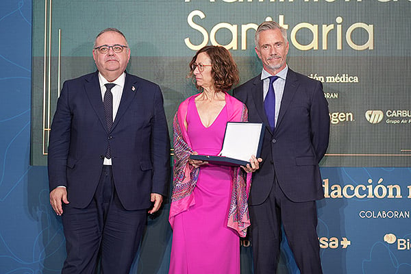 Alejandro Vázquez, consejero de Sanidad de Castilla y León; y Luis García Bahamonde, director General de Abbott España; entregan el premio a Aina Plaza Tesías. Directora General de Planificaciò en Salut del Departament de Salut de Catalunya.