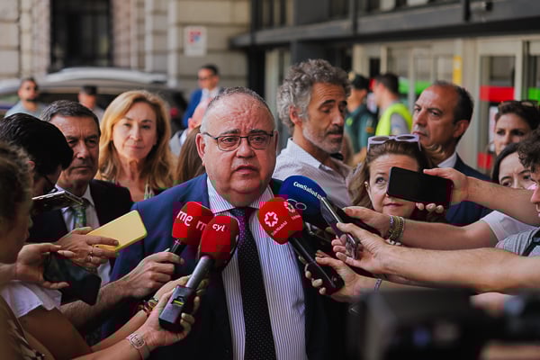 Alejandro Vázquez contestando a los medios de comunicación.