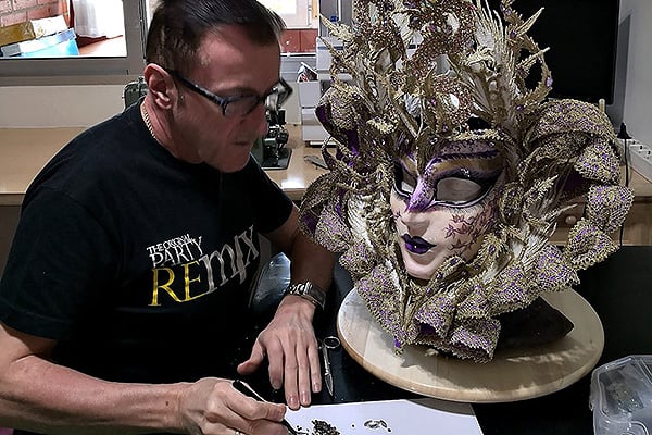 Santiago García trabajando en la creación de una máscara.