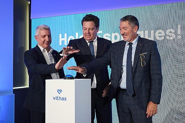 Eduard Sanz, alcalde de Esplugues de Llobregat; Jorge Gallardo, presidente de Vithas; y Miquel Sàmper, consejero autonómico de Empresa y Trabajo.