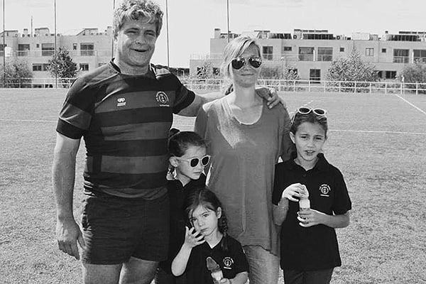 María del Rosario junto a Daniel y sus tres hijas.