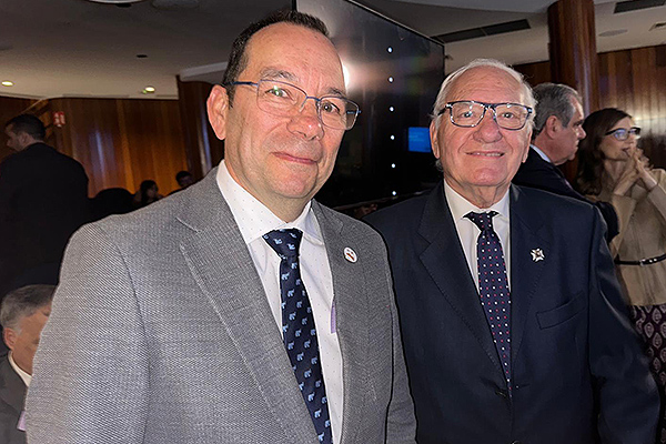 José Luis Cobo, vicepresidente tercero del Consejo General de Enfermería (CGE) y presidente del Consejo Internacional de Enfermeras (CIE); y Florentino Pérez Raya, presidente del CGE.
