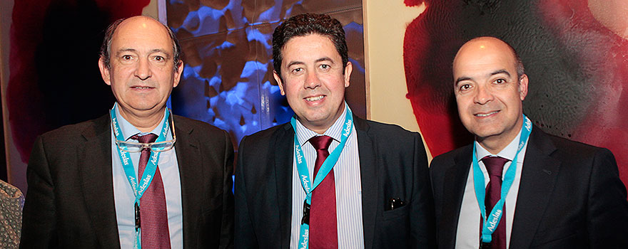 José Luis Alonso, director general comercial de Segurcaixa Adeslas; Pablo Lariño, presidente de Agacose y Arturo Vázquez, director comercial de Segurcaixa Adeslas en Galicia y Asturias.