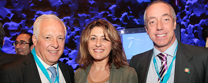 Jesús Ortiz y Esther Sacristán, de Brosacor, junto a Juan José Soto, jefe de Canal Brokers de Adeslas.