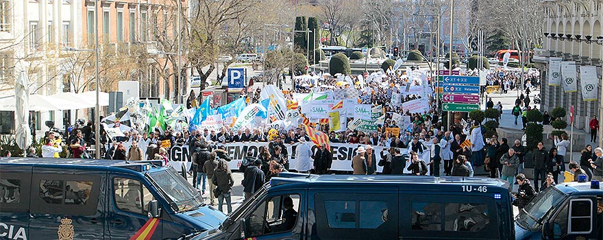 La manifestación en su llegada a las inmediaciones del Congreso de los diputados.