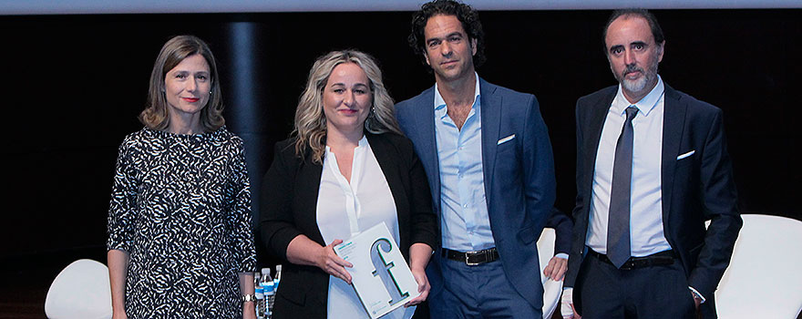 La directora de la Aemps entrega el galardón a Samnuel Borreguero, Ana Belén González e Ignacio Núñez, fundadores de Talembology.