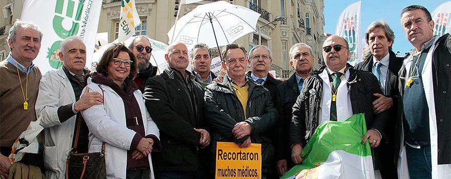 Represnetantes del colectivo médico posan en las inmediaciones del Congreso.