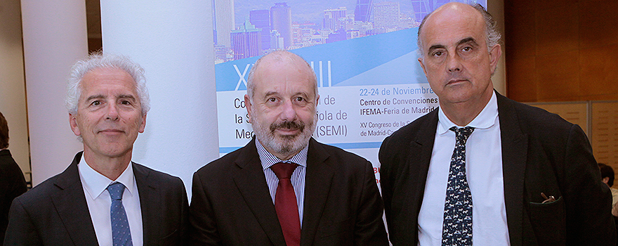Ricardo Gómez Huelgas, Luis Campos, presidente de la Sociedad Portuguesa de Medicina Interna, y Antonio Zapatero.