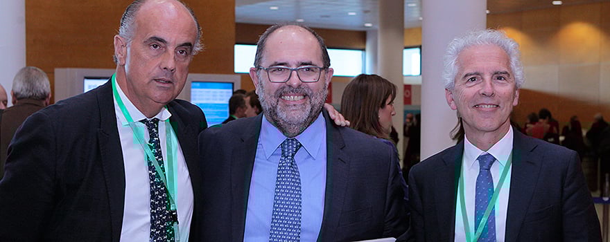Antonio Zapatero, presidente de la SEMI y Carlos Moreno, director general de Ordenación Profesional del Ministerio de Sanidad, y Ricardo Gómez Huelgas, vicepresidente primero de la SEMI.