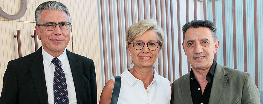 Juan López Mesa, jefe del Servicio de cuidados Intensivos del Hospital de Palencia; María Jesús Fernández, supervisora de quirófano del Hospital de Palencia, y Julián Martínez, director asistencial de la Gerencia de Emergencias Sanitarias de Castilla y León.