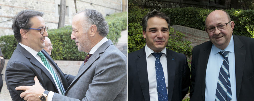 José María Vergeles, consejero de Sanidad de Extremadura, saluda a José María Pino. A la derecha, Luis Tobajas, director general de Planificación y Formación de la Consejería de Sanidad de Extremadura, con Manuel Rodríguez Ocaña, asesor del Colegio de Médicos de Badajoz.