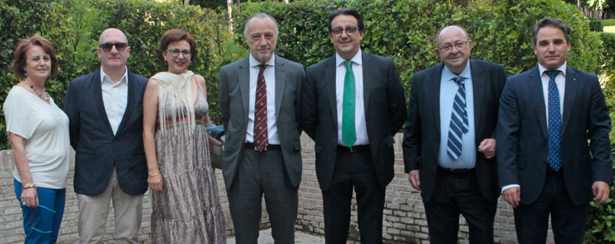 Blanca Pérez, coordinadora del Sistema Extremeño de Salud (SES); José Félix Herrera, jefe de prensa de la Consejería de Sanidad de Extremadura; Soledad Díaz, jefa de gabinete de la Consejería de Extremadura; José María Pino, presidente de Sanitaria2000; José María Vergeles, consejero de Sanidad de Extremadura; Manuel Rodríguez Ocaña, asesor del Colegio de Médicos de Badajoz y Luis Tobajas, director general de planificación de Extremadura.