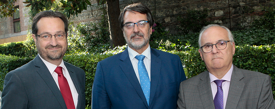 Fernando Prados, director general de Humanización de la Consejería de Sanidad de Madrid; Fernando Jou, gerente del hospital de La Poveda, y Manuel de La Puente, gerente del hospital de La Fuenfría.
