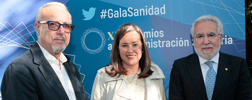 Benjamín Pérez, de Iberdrola; Marta Fernández-Teijeiro, presidenta del Colegio de Farmacéuticos de Cantabria, y Miguel Santalices, presidente del Parlamento de Galicia.