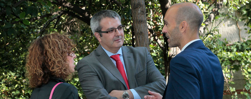 Laura Pino y Jesús Canora, directora ejecutiva de la SEMI y presidente de SEMI Castilla-La Mancha, respectivamente, conversan con Ricardo López, director general de Sanitaria 2000.