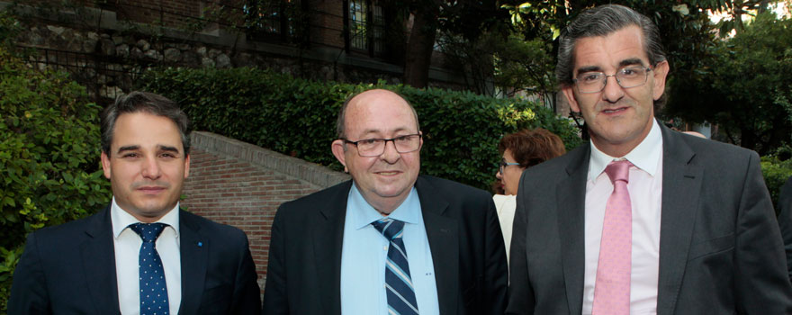 Luis Tobajas, director general de Planificación y Formación de la Consejería de Sanidad de Extremadura; con Manuel Rodríguez Ocaña, asesor del Colegio de Médicos de Badajoz; y Juan Abarca Cidón, presidente de HM Hospitales.