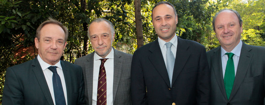  Javier Castrodeza, secretario general de Sanidad del ministerio; con José María Pino, presidente de Sanitaria 2000; Ahmed Hababou, director general de Carburos Metálicos; y Javier Godoy, director comercial de Carburos Metálicos.