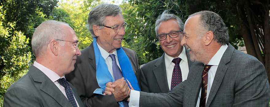 José María Pino saluda a Francisco Miralles, Patricio Martínezy Tomás Toranzo, secretario general, presidente de Honor y presidente de CESM, respectivamente.