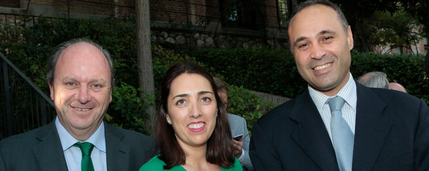 Javier Godoy, director comercial de Carburos Metálicos; Leire Sopuerta, responsable de Relaciones Institucionales de Sanitaria 2000; y Ahmed Hababou, director general de Carburos Metálicos.