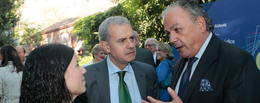 Patricia Lacruz, directora general de Farmacia de Comunidad Valenciana; Iñaki Betolaza, director de Farmacia del País Vasco; y Ángel Luis Rodríguez de la Cuerda, director general de Aeseg. 