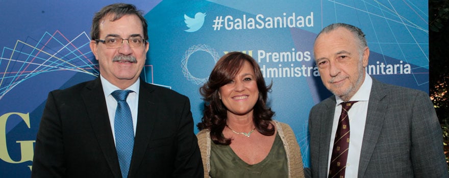 Manuel Molina, viceconsejero de Sanidad de la Comunidad de Madrid, y su mujer, Milagros de Borbón, directora de división de la Dirección General de Humanización de la Consejería de Sanidad de la Comunidad de Madrid, junto con José María Pino, presidente de Sanitaria 2000.