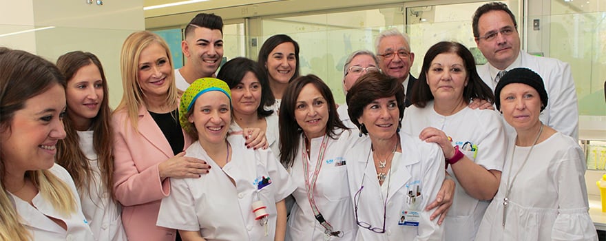 Foto de familia de la presidenta y el consejero con los trabajadores de la UCI pediátrica del Niño Jesús.