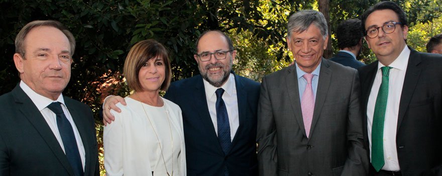 Javier Castrodeza Sanz, secretario general de Sanidad y Consumo; Carmen de Aragón, presidenta de la Comisión de Sanidad del Senado, Carlos Moreno, director general de Ordenación Profesional del Ministerio de Sanidad, Miguel Calahorrano, embajador ecuador en España y José María Vergeles Blanca, consejero de Sanidad y Políticas Sociales de la Junta de Extremadura