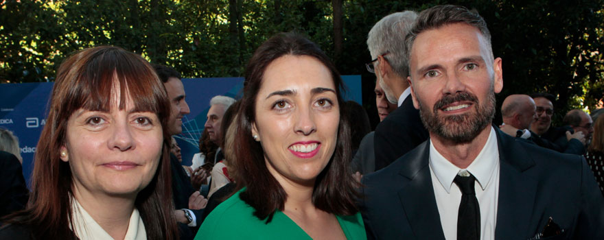 Leire Sopuerta, entre Susana Fernández Ollero, jefa de gabinete de la Consejera de Salud de Islas Baleares y Benito Prósper Gutiérrez, director general de Planificación, Evaluación y Farmacia de Islas Baleares. 