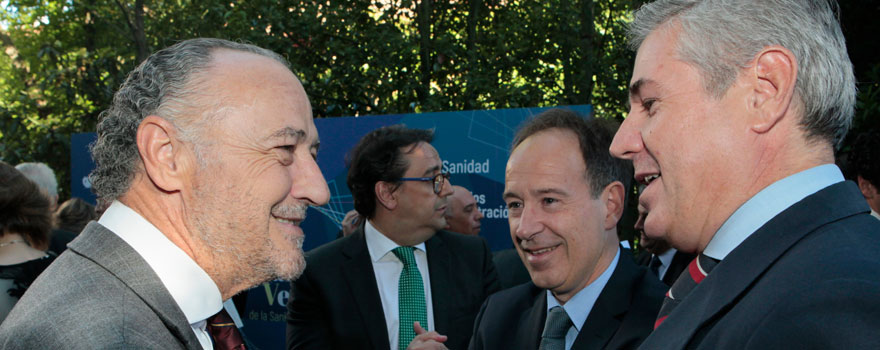 José María Pino, presidente de Sanitaria 2000, con Luis Campo, director general de Healthcare de General Electric, y Gonzaga Garat, director comercial de Healthcare de General Electric.