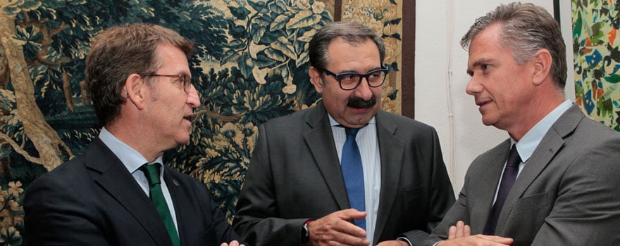 Núñez Feijóo, Jesús Fernández, y Luis García Bahamonde, charlan antes de la entrega de premios.