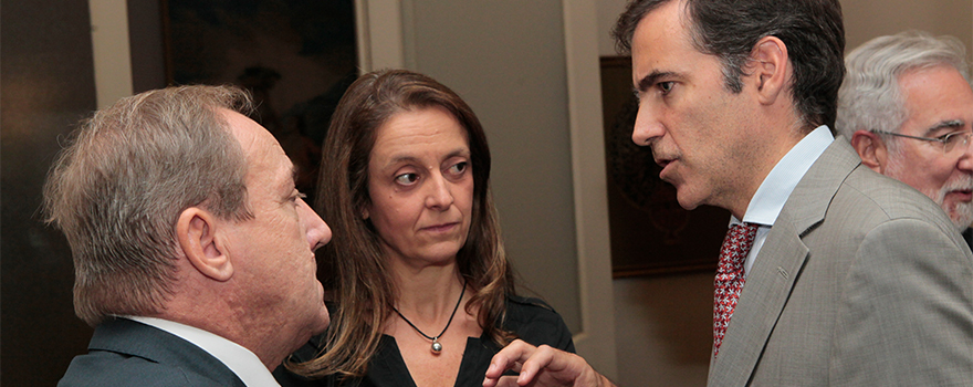 Javier Castrodeza charla con Ana Ojanguren y Ramón Taix, directora de Relaciones Institucionales de Abbott y director general de Abbott Nutrición, respectivamente.