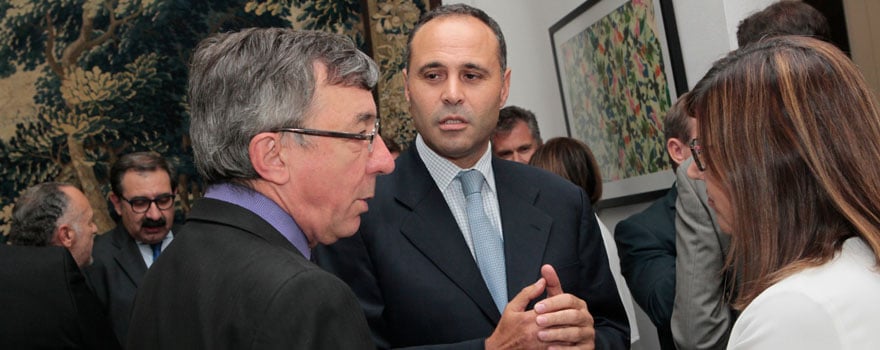 Ahmed Hababou, director general de Carburos Metálicos, en el centro, flanqueado por Julián Pérez Gil, director gerente del Servicio Cántabro de Salud, y Regina Leal, directora gerente del Servicio de Salud de Castilla-La Mancha.