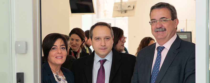 María Ángeles Camacho, jefa de gabinete del consejero de Sanidad; Jose Antonio Alonso Arranz, director general de Sistemas de Información del Sermas, y Manuel Molina, viceconsejero de Sanidad.