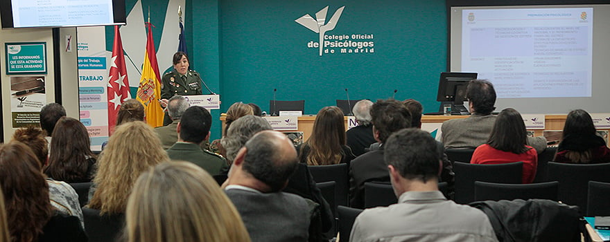 Aspecto de la sala durante la charla de María del Pilar Bardea, comandante psicólogo de la UME.