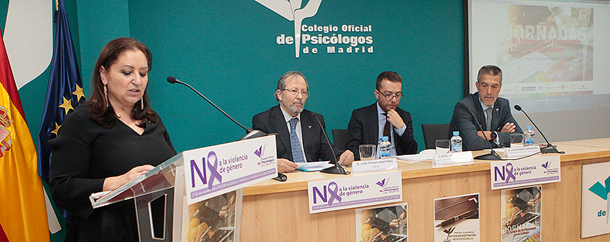 Isabel Aranda, codirectora del Máster en Dirección, Gestión y Liderazgo de RRHH del Centro de Estudios Universitarios Cardenal Cisneros, presentando a Luis Picazo, Vocal de la Junta de Gobierno del Copmadrid, Ángel Jurado, Gerente del Instituto Regional de Seguridad y Salud en el Trabajo, y Luis Barbero, Coordinador de la Sección de la Psicología del Trabajo, Organizaciones y RRHH del Copmadrid.