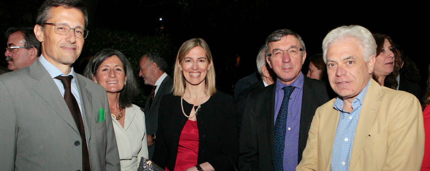 Manel Mora, director de Hospital Care Manager Iberia de Linde Healthcare; Mercedes Franco, directora de Marketing de Linde; Patricia Estepa, responsable de Relaciones Institucionales de Linde; Julián Pérez Gil, gerente del Servicio Cántabro de Salud, y Jesús María Fernández, portavoz del PSOE en la Comisión de Sanidad del Congreso.