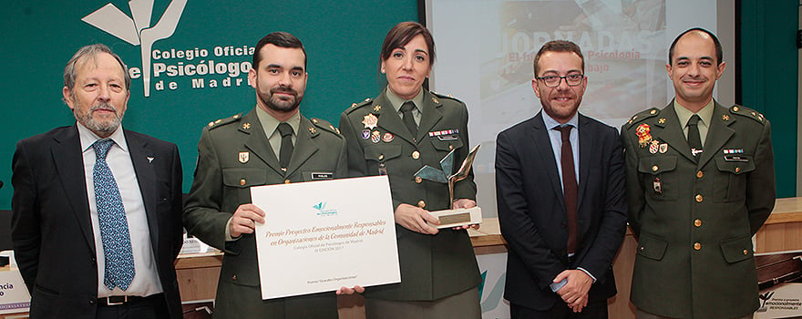 Los miembros de la UME premiados (de izquierda a derecha), Rafael Pablos, Alberto Pastor y María del Pilar Bardea, junto a Luis Picazo y Ángel Jurado.